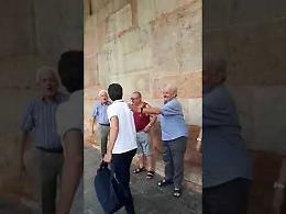 VIDEO Il confermato sindaco Gianluca Galimberti festeggiato in piazza del Comune