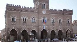 Ditta invade il Comune di richieste,
uffici a rischio paralisi