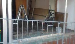 Tolgono una vetrina: cristalli in frantumi e operaio ferito