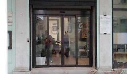 Entra all'Urp e getta a terra pezzi di arredi