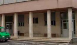 Aggredita davanti alla scuola