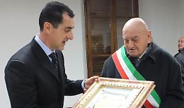 A un secolo di vita torna a indossare la fascia tricolore