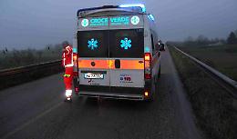 Urtato da uno specchietto retrovisore, ciclista finisce in ospedale