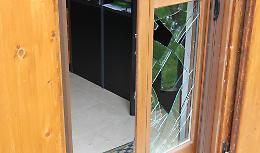 Sorprende i ladri in casa, nella fuga gli tagliano la felpa