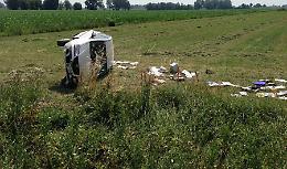 'Animale in mezzo alla strada'
Auto si ribalta in un campo