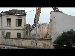 VIDEO Via Cavalli: demolito un edificio abbandonato