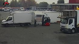 Furto di derrate alimentari destinate ai pasti in aereo, 4 arresti a Fiumicino