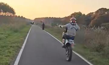 «Basta moto sulla pista ciclabile»