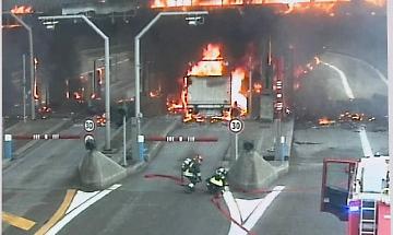 Fiamme al casello Brescia Sud sulla A21: rogo devasta la struttura