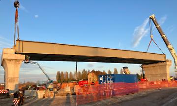 Trave da 330 tonnellate installata sul nuovo cavalcaferrovia della Piadena-Mantova