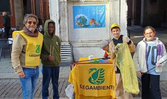 Gli studenti della Virgilio ripuliscono il centro: 30 chili di rifiuti raccolti