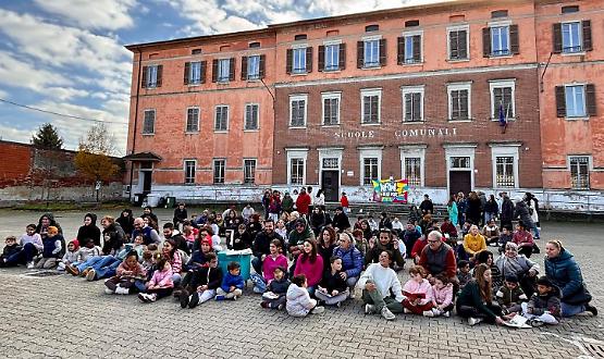 Flash mob creativo celebra la lettura e la scrittura tra gli studenti