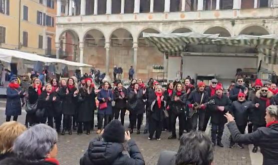 Gospel a sorpresa in centro accende l’attesa delle feste