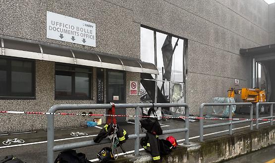 Incendio alla Magic Pack, le operazioni di contenimento e sorveglianza avanti tutta la notte