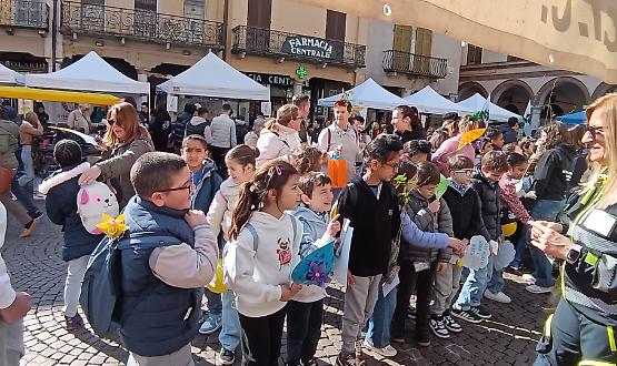 Festa dell&rsquo;albero da record: oltre duemila studenti invadono piazza Duomo