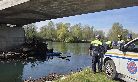 Rami sotto il ponte della Paullese, protezione civile e sommozzatori in campo
