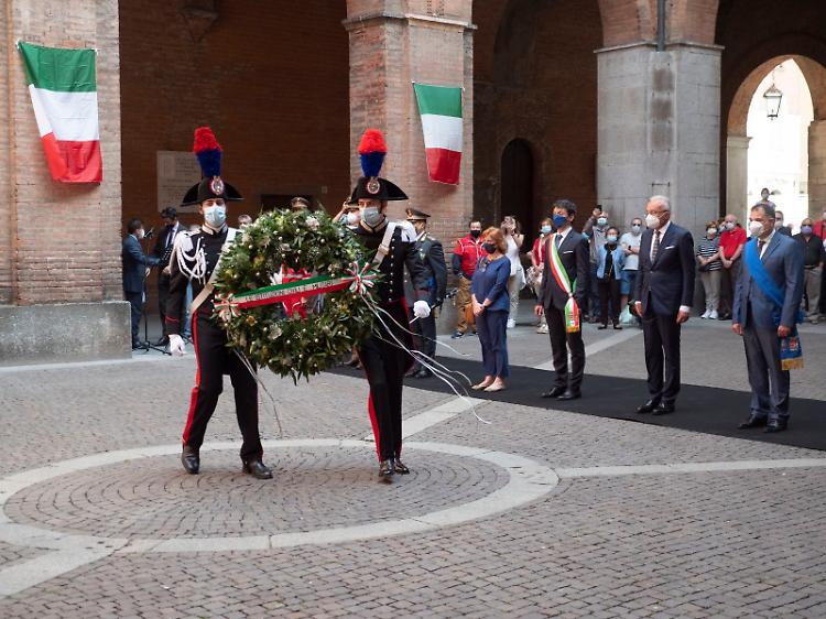 La cerimonia in cortile Federico II a Cremona