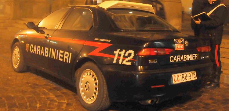 Auto a fuoco nella notte in via Castelleone