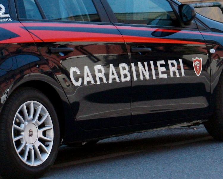 Razzia in abitazione, via monili di bigiotteria