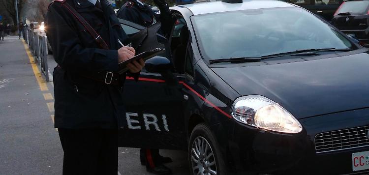 Non vuole fornire i propri dati e aggredisce i carabinieri, arrestato