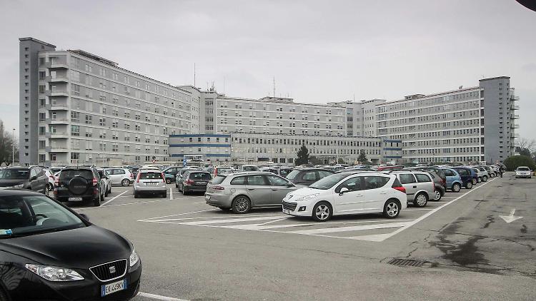 Si spaccia per medico e offre alle donne visite senologiche