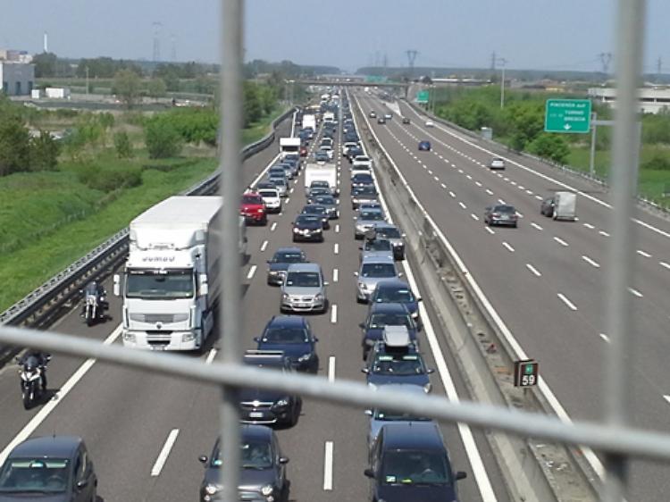 Schianto in autostrada A21, muore un camionista
