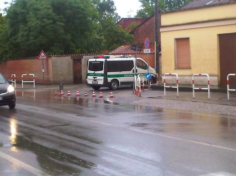 Strada allagata, la polizia locale la chiude