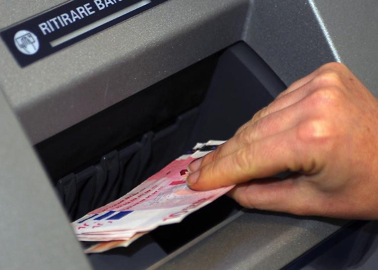 Prelievi con una carta rubata, denunciato un 30enne pregiudicato