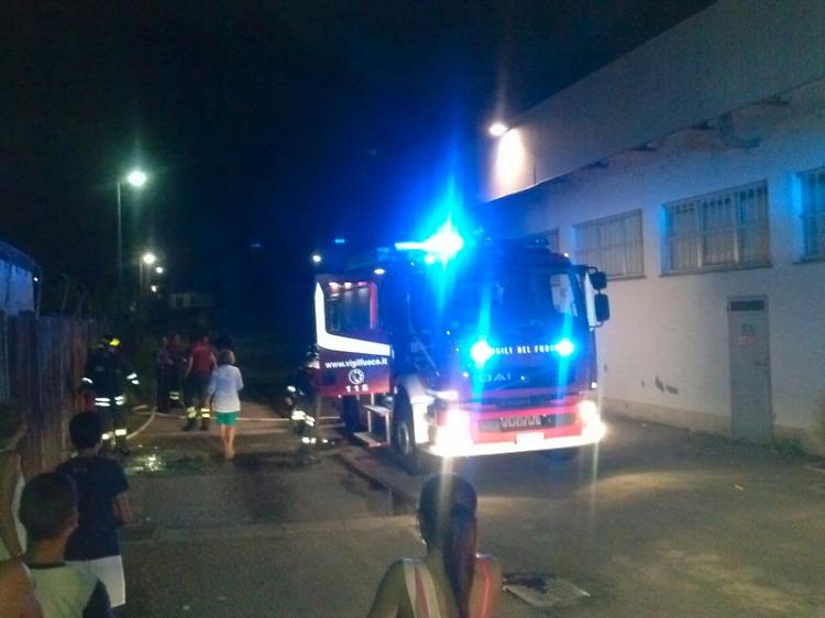 Fiamme da un cassonetto, attimi di paura a Soncino