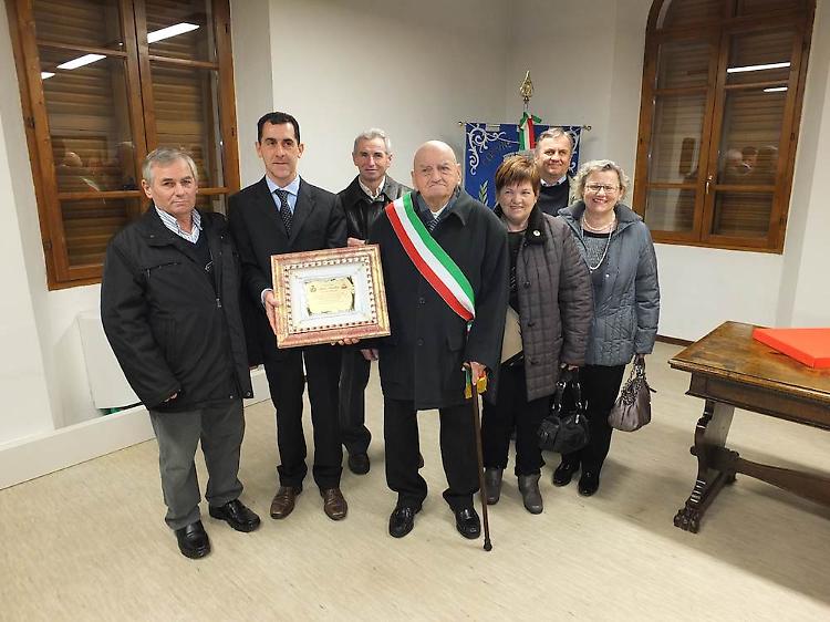 A un secolo di vita torna a indossare la fascia tricolore