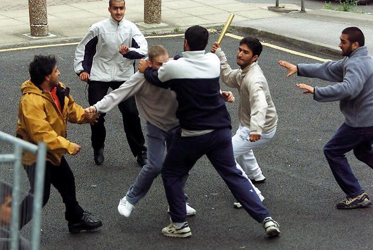 Rissa tra giovanissimi al parcheggio dei pullman, otto denunciati