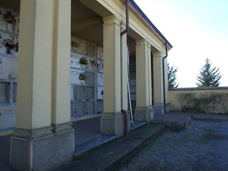 Furti odiosi al cimitero