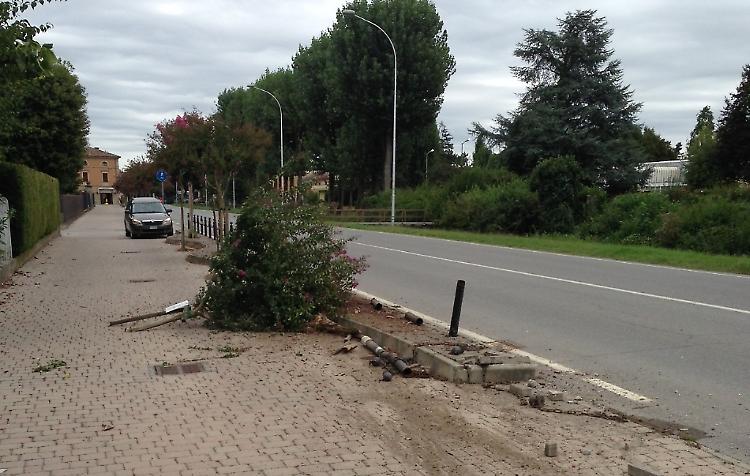 Perde il controllo dell'auto e fa 'strike' di paletti