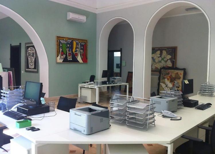 Esagitato minaccia dipendente dell'Urp con una sedia