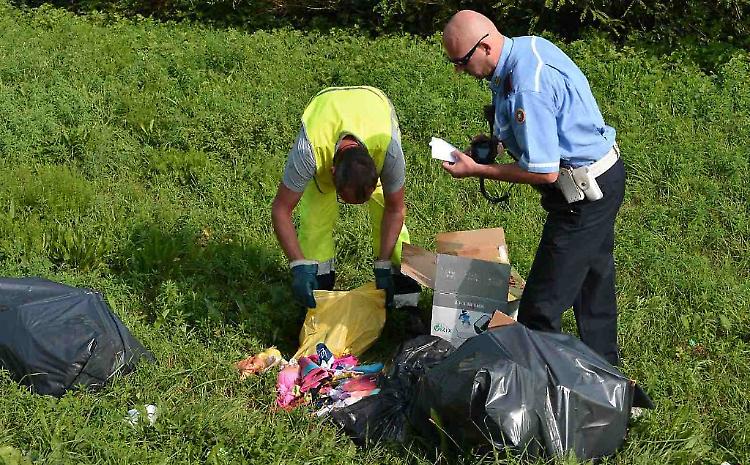 Sacchi e scatoloni di rifiuti abbandonati vicino alla piazzola