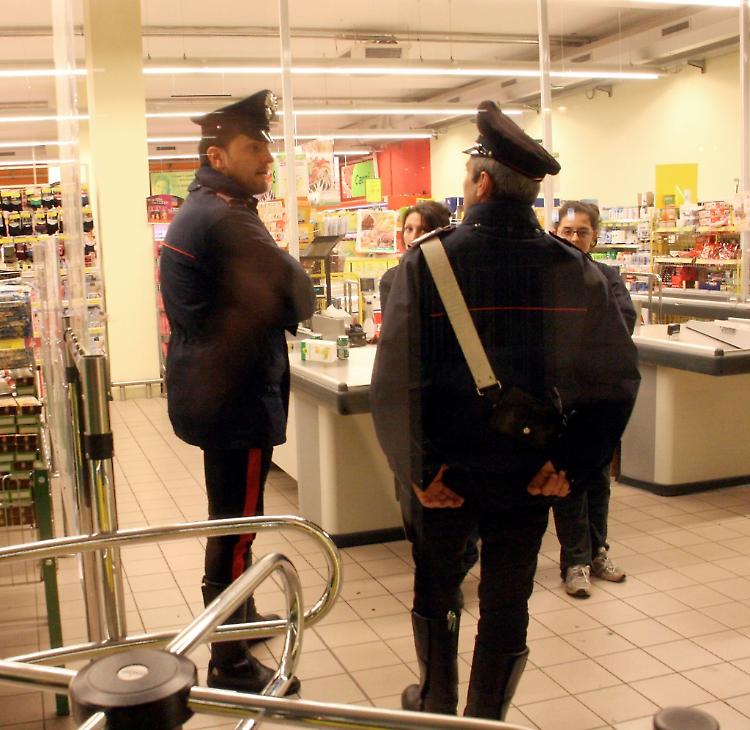 Boom di furti nei market, al Dico guardie in divisa