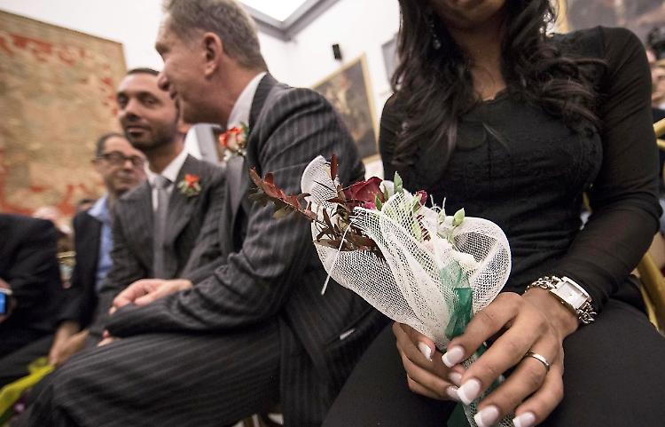 Matrimoni gay all'estero, no alla trascrizione