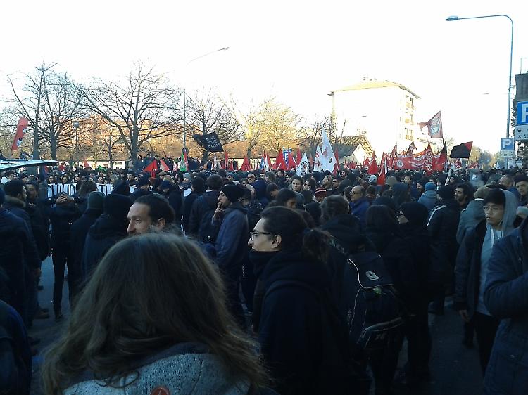 Il corteo verso il centro città