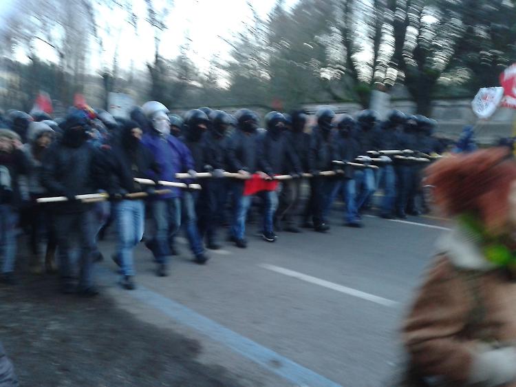 I 'black bloc' tentano l'assalto alla sede di Casa Pound, imboscata da via Dante