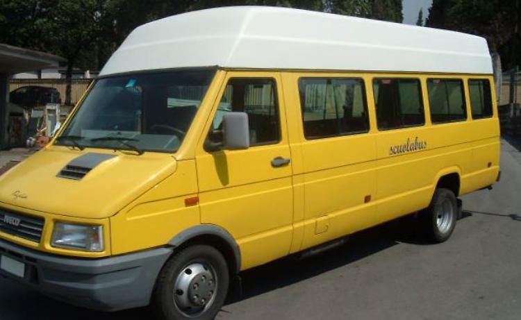 Fermata del pulmino pericolosa  Cos&igrave; Pozzaglio sta coi bambini?