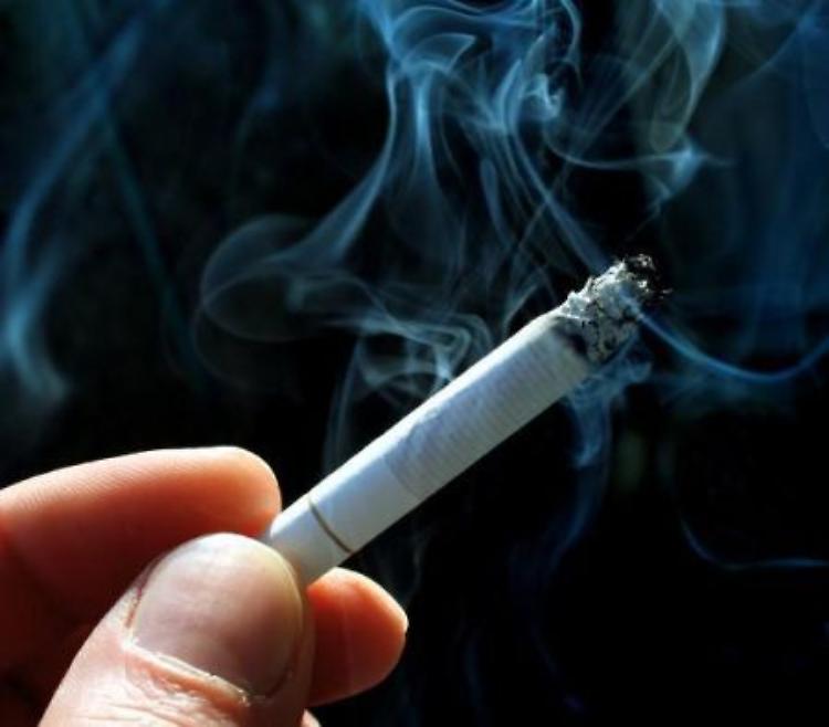 Il mio collega di lavoro da 17 anni mi fuma addosso