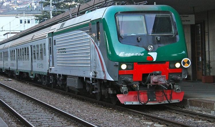 Maltempo, sette treni cancellati. Migliaia di pendolari a piedi