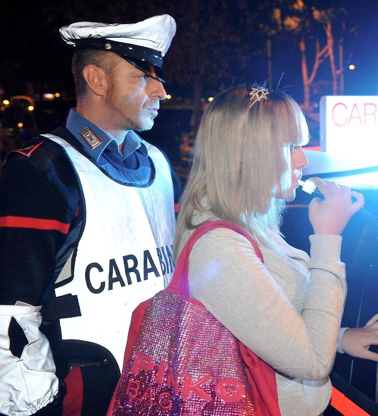 Ubriaca alla guida si schianta e rifiuta l'alcol test, denunciata