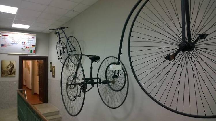 La storia della bicicletta, Azzini ospite del Touring