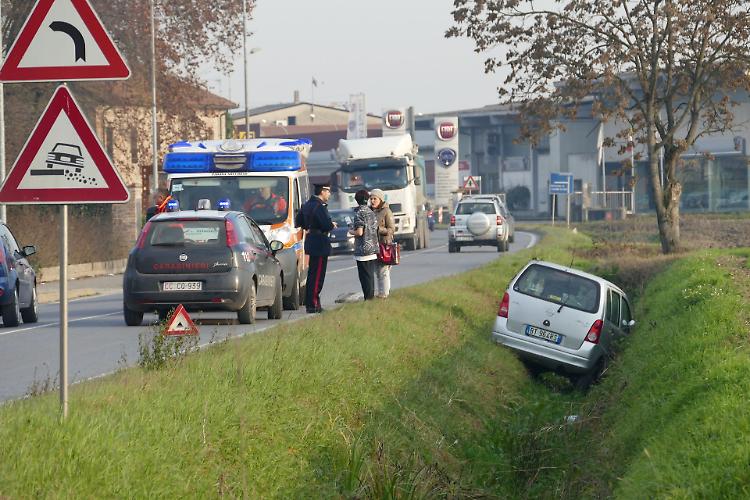 Perde il controllo dell'auto e finisce nel fosso