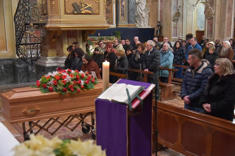 Folla per l'addio al meccanico