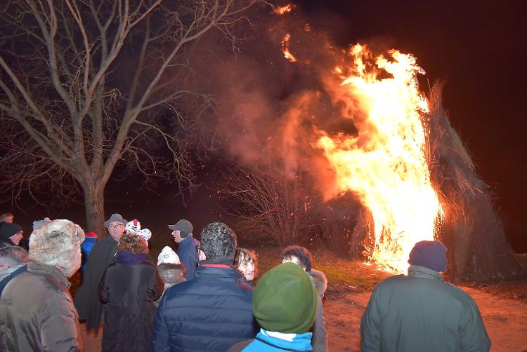 Successo per il falò di Sant'Antonio