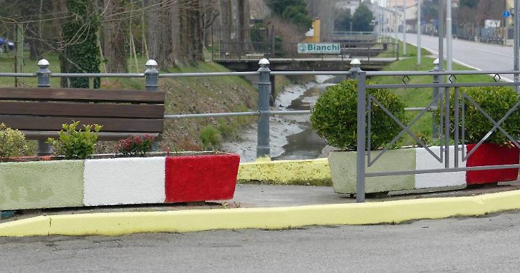 Anziano dipinge tricolore sulle fioriere, polemica
