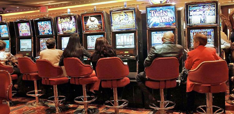 Gioco d'azzardo, limiti di orari per le slot machine