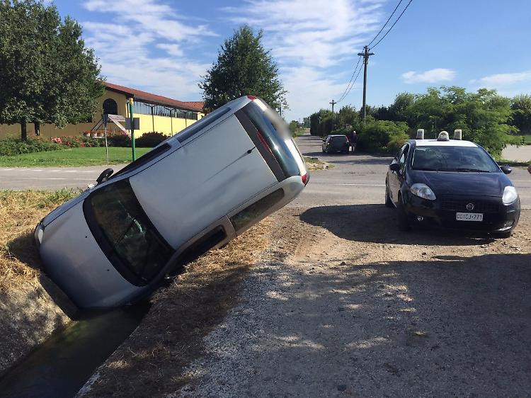 Urta la ruota di un trattore e finisce fuori strada